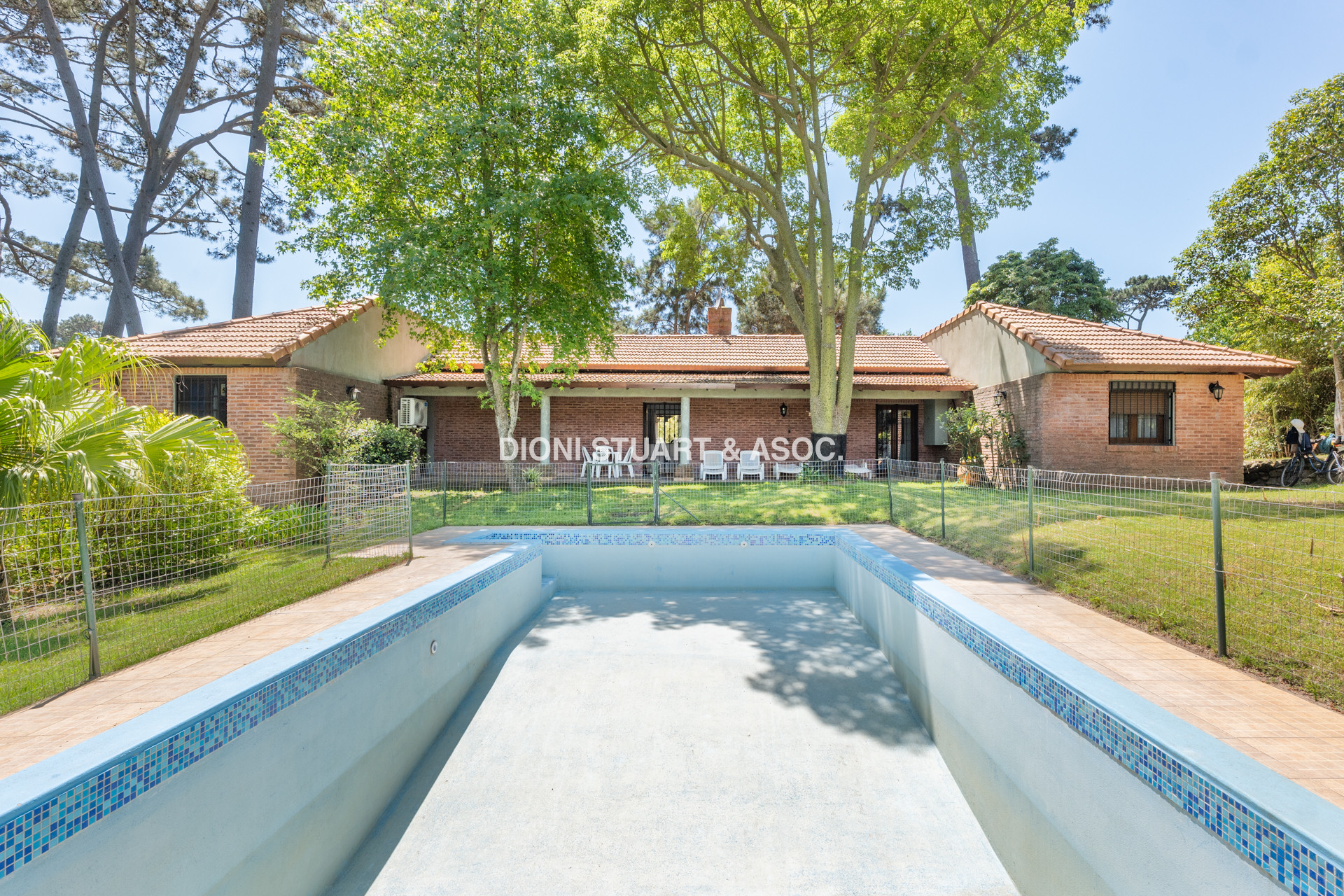 CASA EN VENTA EN CANTEGRIL CON 3 DORMITORIOS Y DEPENDENCIA + PISCINA