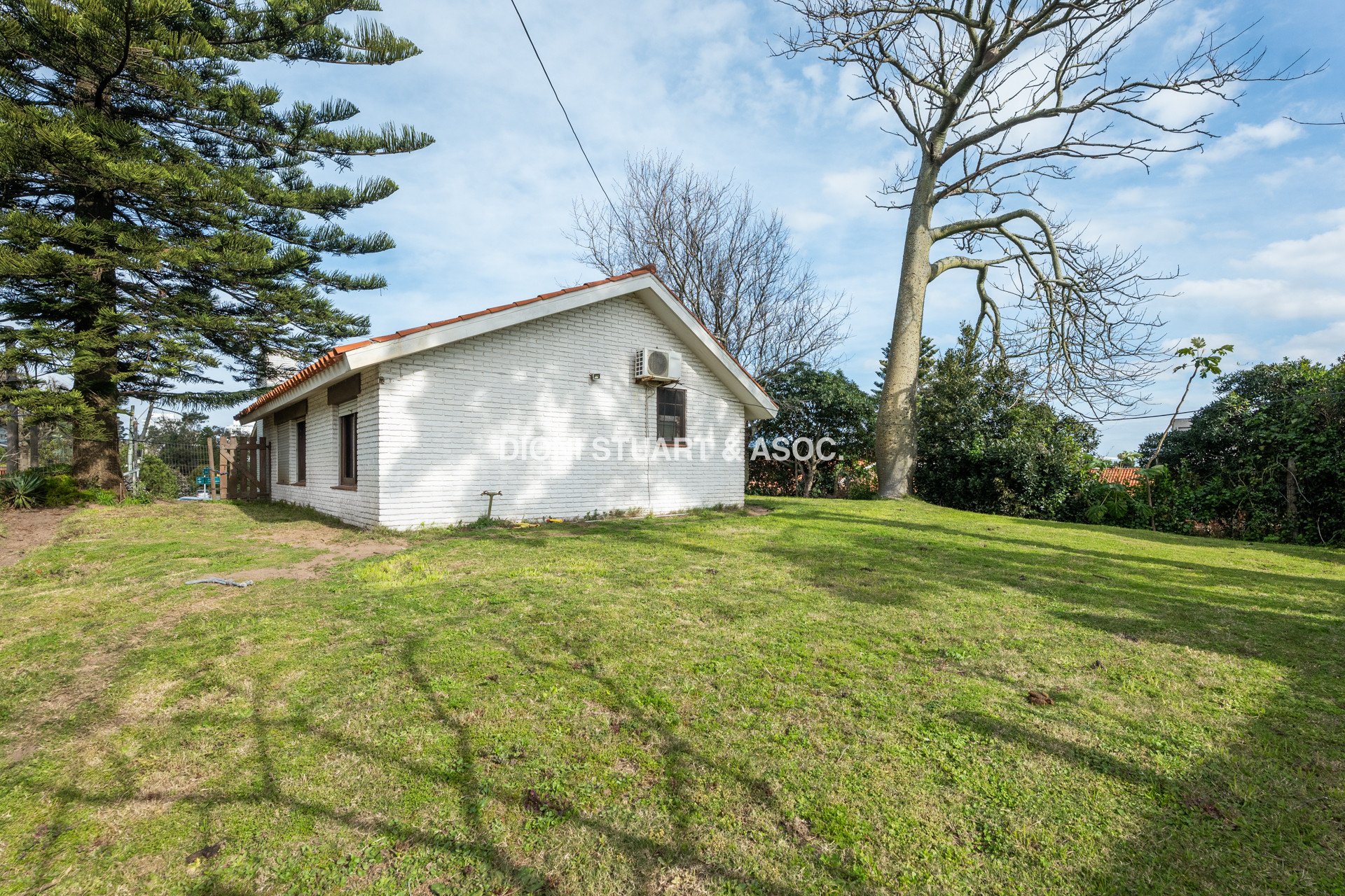 CASA EN VENTA CERCA DEL MAR PLAYA MANSA - 3 DORMITORIOS