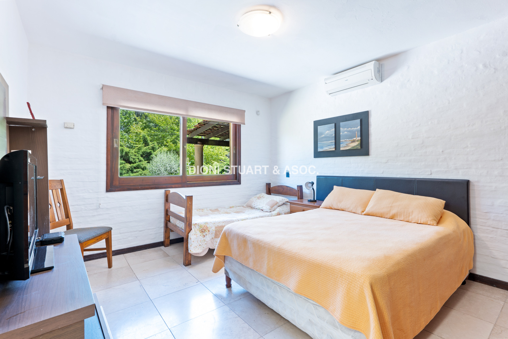 CASA EN PINARES EN VENTA 5 DORMITORIOS EN SUITE CON PISCINA