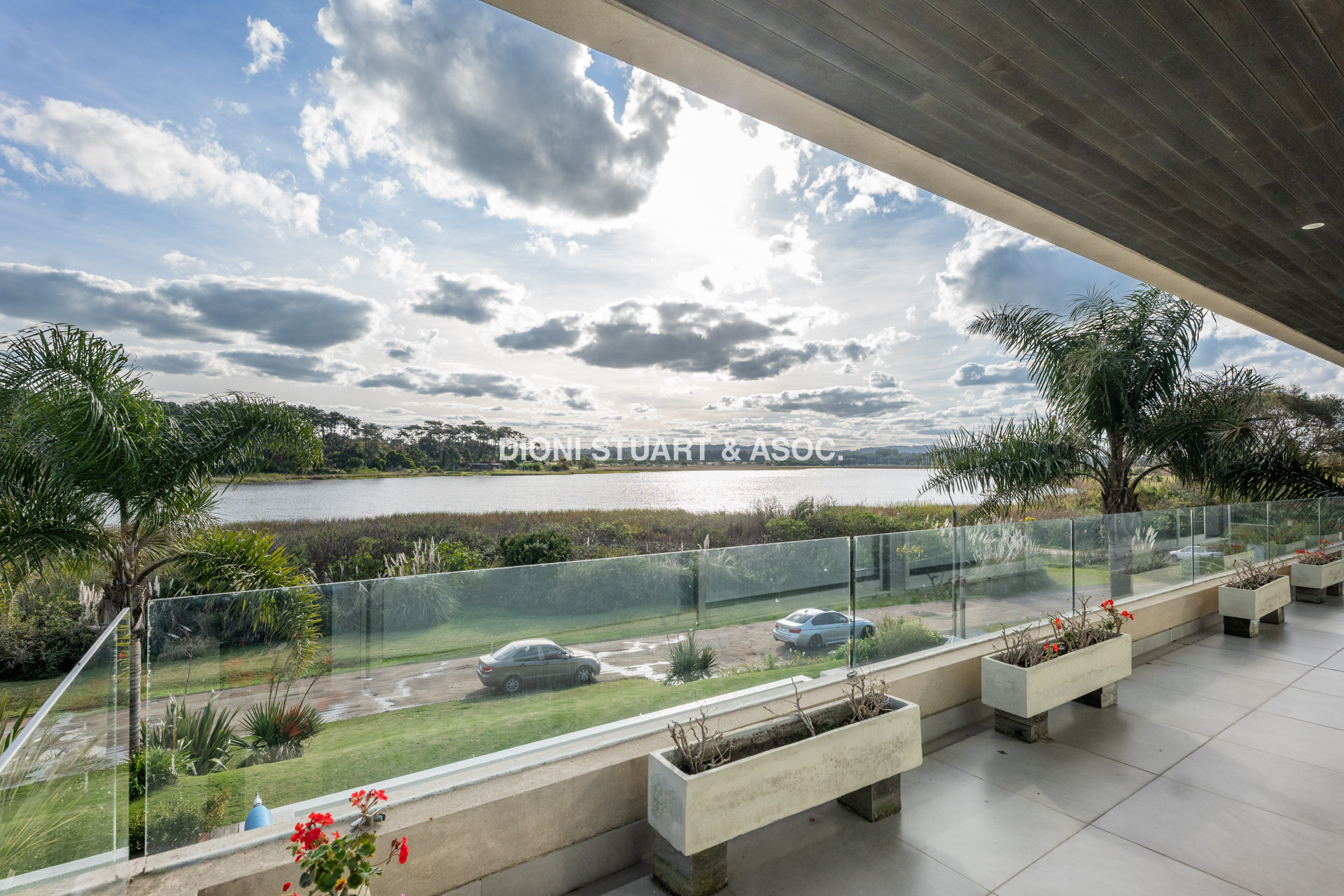 MODERNA CASA EN VENTA FRENTE A LA LAGUNA DEL DIARIO
