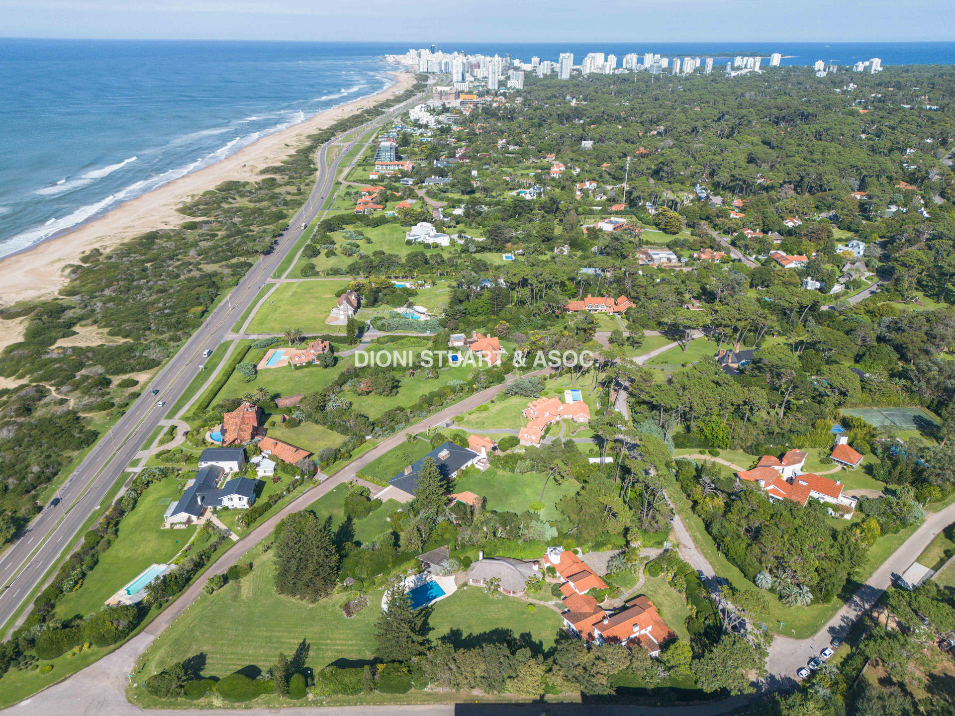 IMPONENTE CASA EN PLAYA BRAVA - ELEGANCIA Y CONFORT