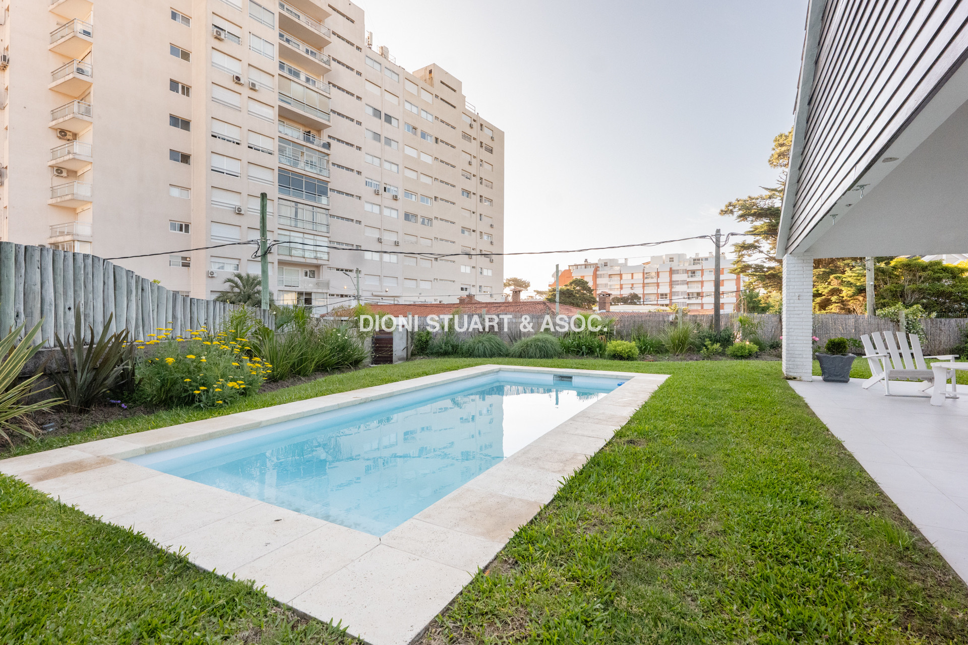 CASA EN ALQUILER CON 5 DORMITORIOS FRENTE AL MAR CON PISCINA - IMPONENTE