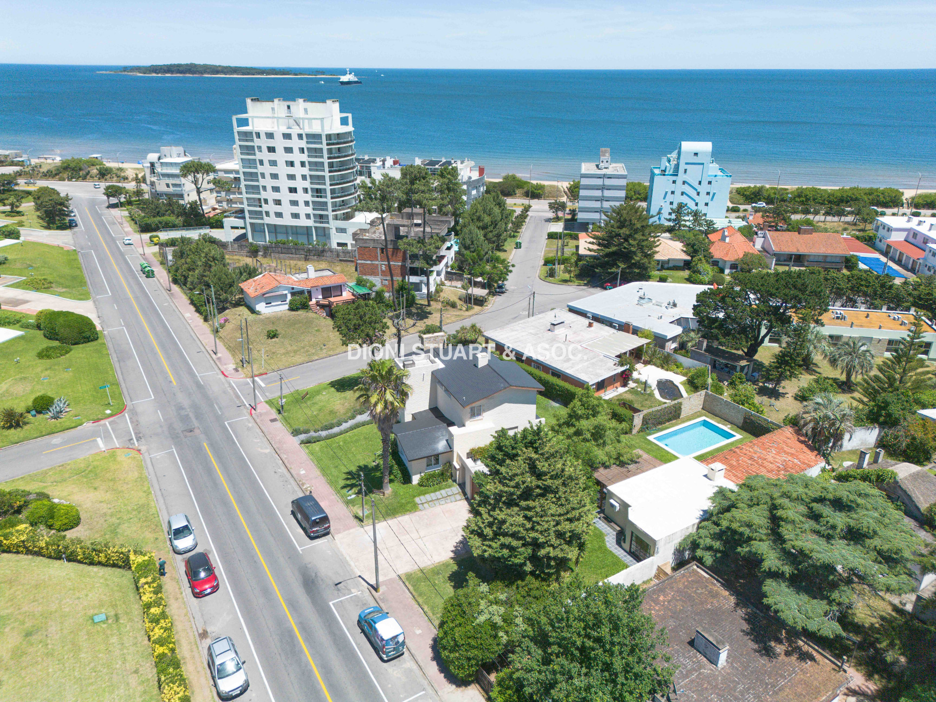VENTA CASA CERCA DEL MAR EN PLAYA MANSA - 4 DORMITORIOS Y DEPENDENCIA - PISCINA Y BARBACOA