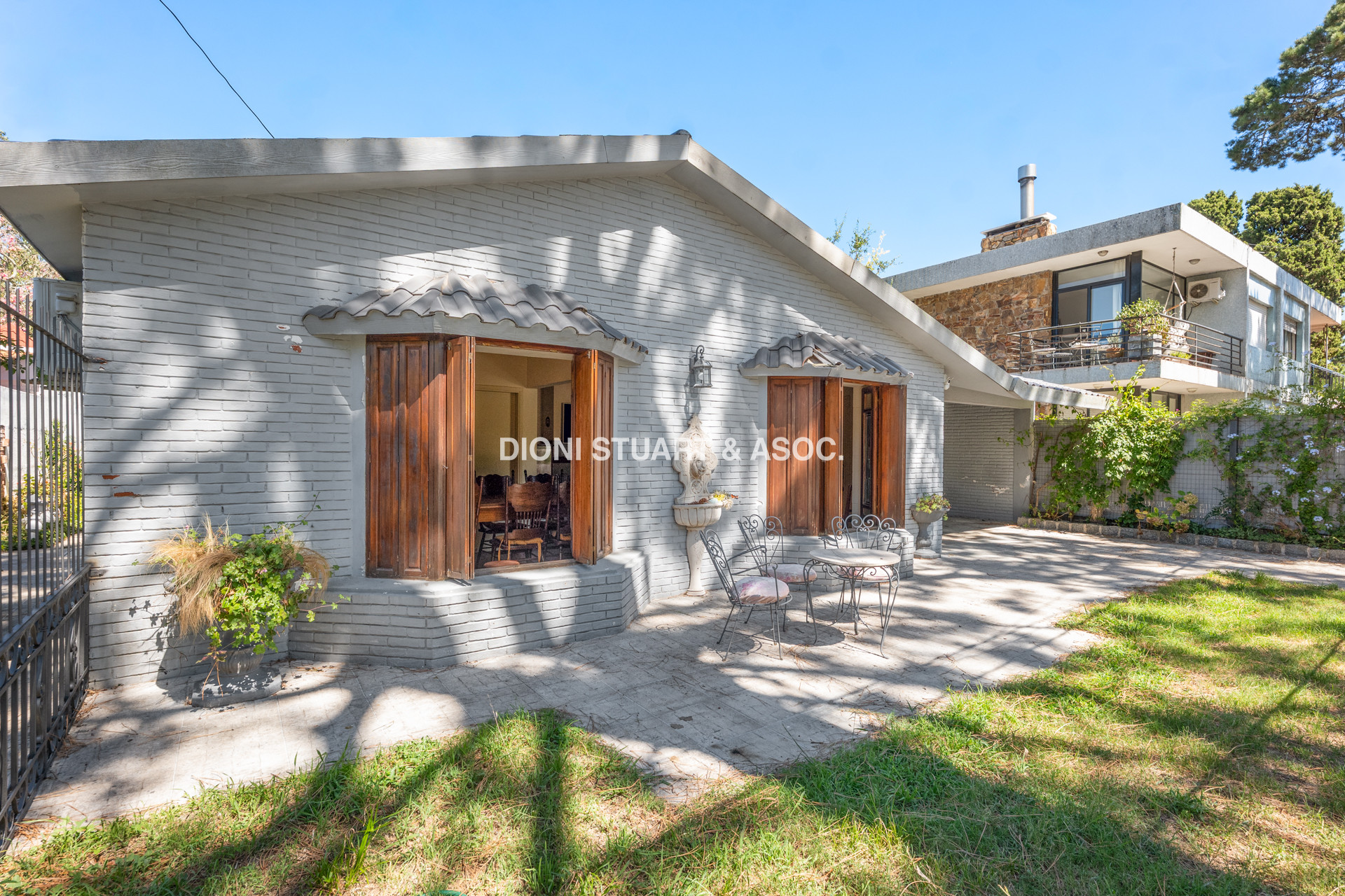 VENTA CASA EN PLAYA MANSA - 4 DORMITORIOS  - CERCA DEL MAR