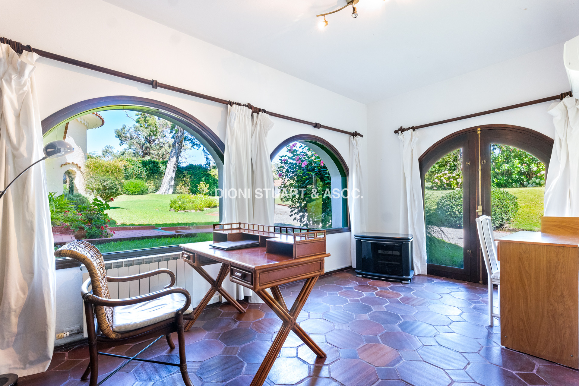 CASA EN ALQUILER ANUAL DE 3 DORMITORIOS EN SUTIE + DEP. CON PISCINA SAN RAFAEL - EL GOLF -