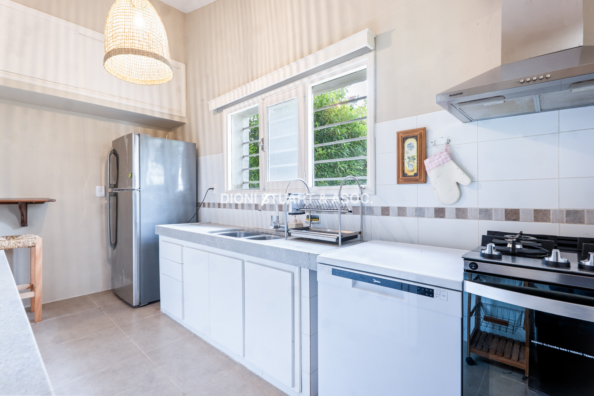 VENTA CASA EN SAN RAFAEL - CERCA DEL MAR - 3 DORM + DEP. SERV - PISCINA