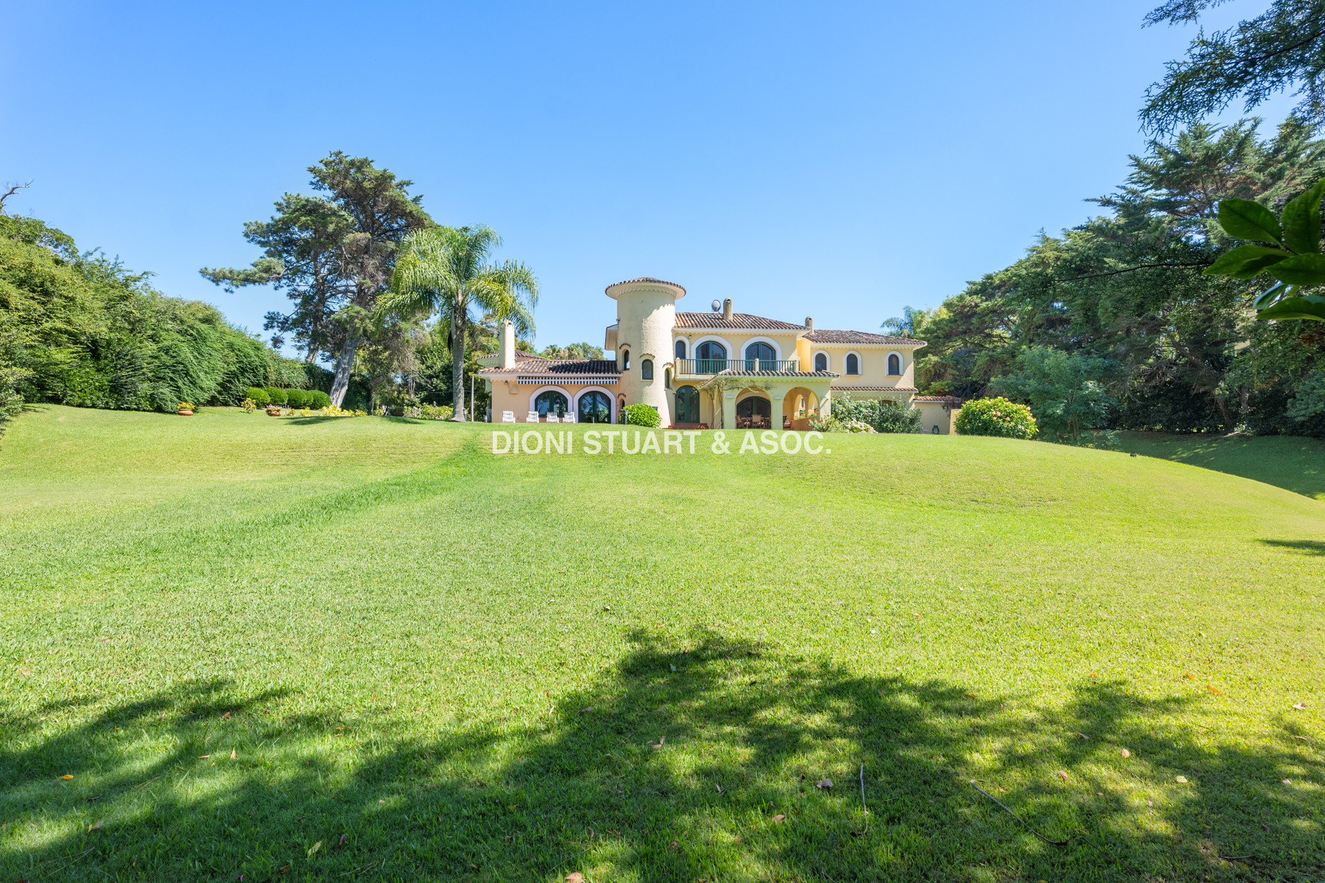 CASA EN ALQUILER ANUAL DE 3 DORMITORIOS EN SUTIE + DEP. CON PISCINA SAN RAFAEL - EL GOLF -