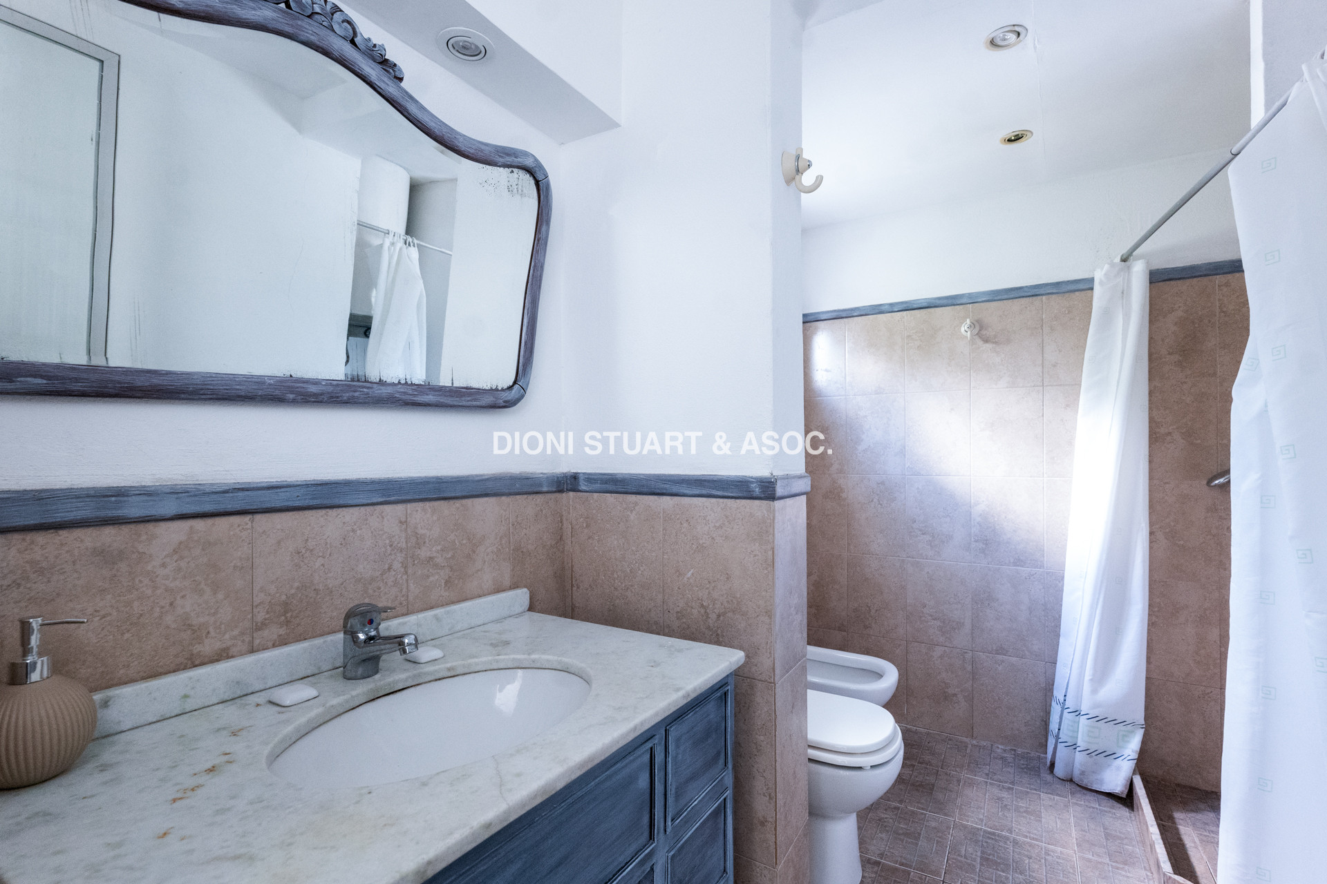 CASA EN VENTA CERCA DEL MAR PLAYA BRAVA RINCON DEL INDIO - 4 DORMITORIOS + BARBACOA + PISCINA
