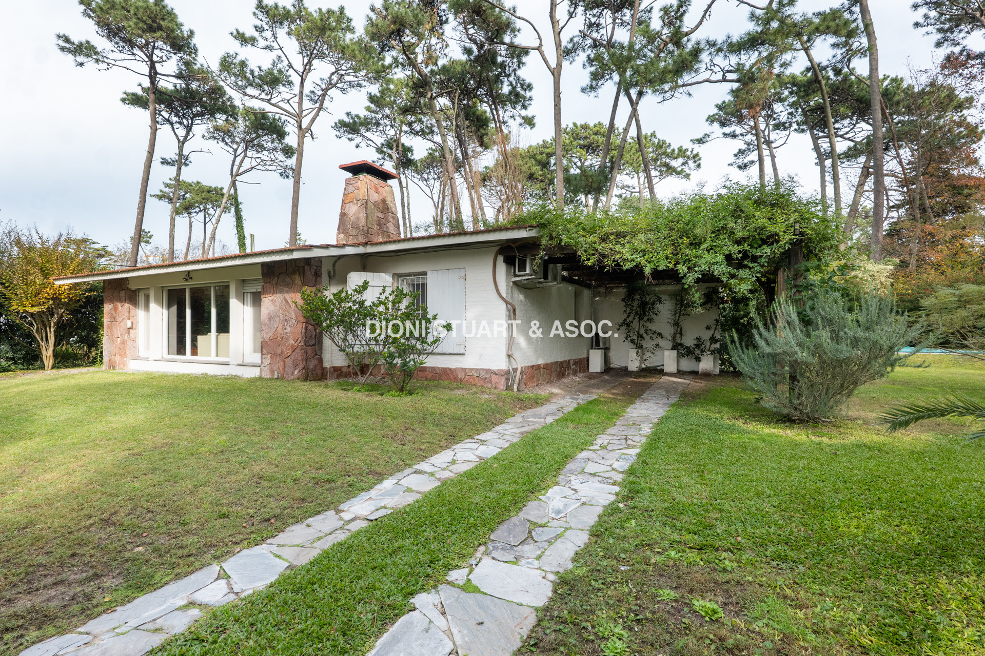 VENTA CASA EN SAN RAFAEL - CERCA DEL MAR - 3 DORM + DEP. SERV - PISCINA