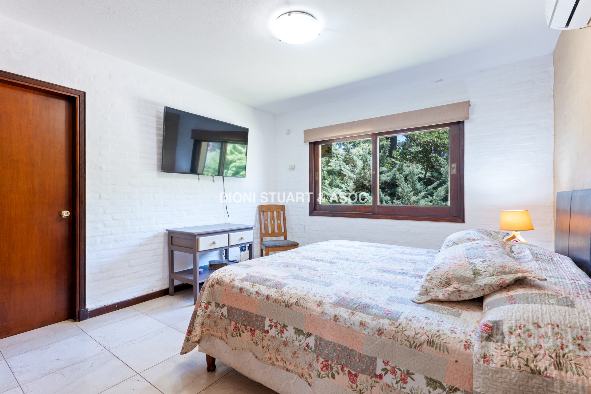 CASA EN PINARES EN VENTA 5 DORMITORIOS EN SUITE CON PISCINA