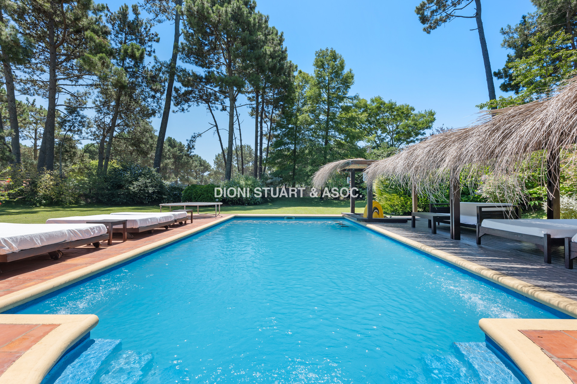 CASA EN PINARES EN VENTA 5 DORMITORIOS EN SUITE CON PISCINA