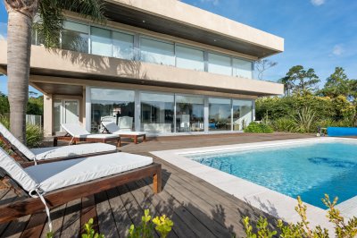 MODERNA CASA EN VENTA FRENTE A LA LAGUNA DEL DIARIO 