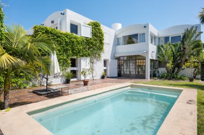 CASA EN VENTA EN LA PENINSULA PUNTA DEL ESTE CON 4 DORMITORIOS