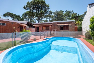 CASA EN VENTA EN PLAYA MANSA CON 5 DORMITORIOS - RECICLADA - CON PISCINA