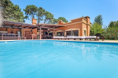 CASA EN PINARES EN VENTA 5 DORMITORIOS EN SUITE CON PISCINA