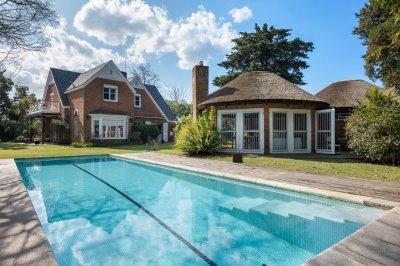 CASA EN VENTA EN PLAYA MANSA CON PISCINA EXCELENTE CONSTRUCCIÓN