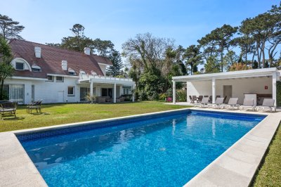 Casa en Venta - 6 Dormitorios - Playa Mansa - Punta del Este