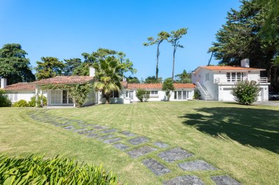 CASA EN VENTA EN SAN RAFAEL CERCA DEL MAR 5 DORMITORIOS + DEPENDENCIA CON PISCINA - ARQ. RAVAZZANI