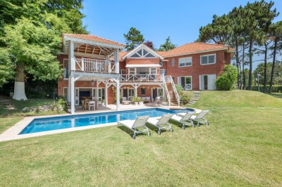CASA EN VENTA EN  EL GOLF CON 4 DORMITORIOS EN SUITE + DEP. - BARBACOA Y SAUNA - INCREIBLE