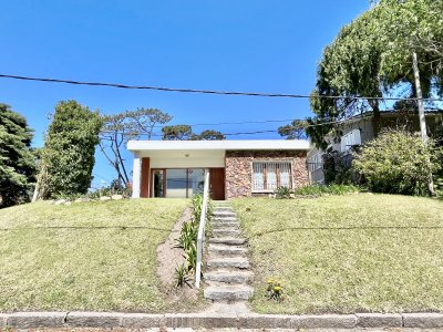 CASA EN ALQUILER - CERCA DE LA PLAYA MANSA - PARA 6 PERSONAS - CON BARBACOA