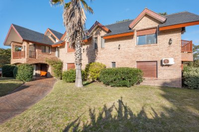 VENTA CASA 7 DORMITORIOS PLAYA MANSA A 1 CUADRA DEL MAR