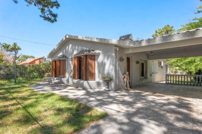 VENTA CASA EN PLAYA MANSA - 4 DORMITORIOS  - CERCA DEL MAR