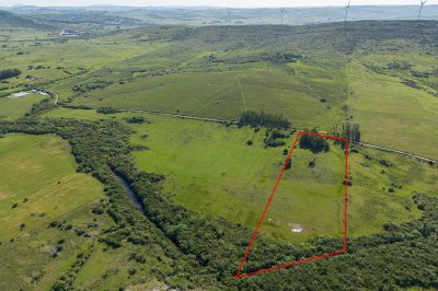 CHACRA DE 3 HECTAREAS EN SIERRA DE LOS CARACOLES CON ARROYO - CERCA DE MALDONADO