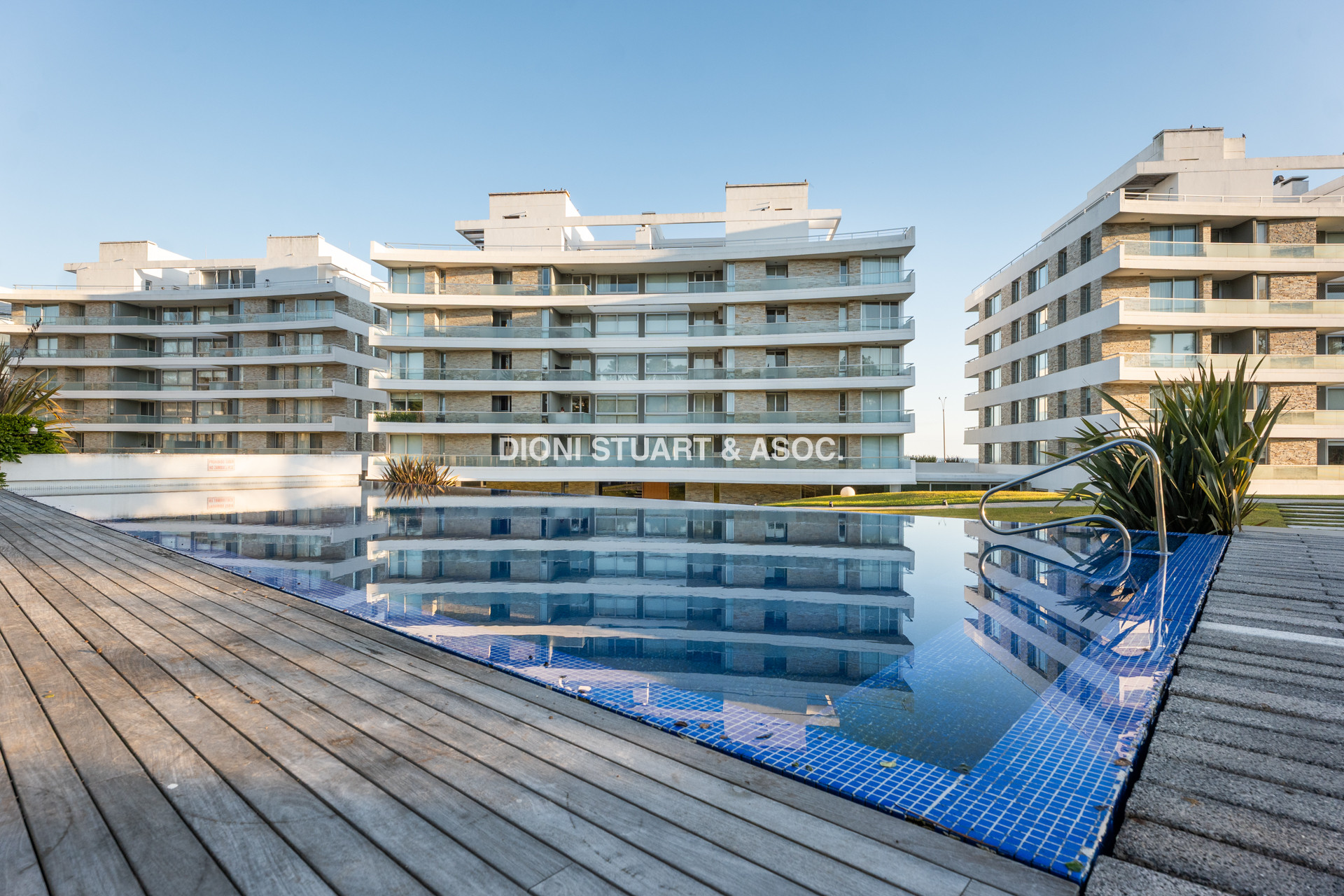 APARTAMENTO EN VENTA - PLAYA MANSA - LUMIERE - ESQUIENRO - 3 DORM + DEP. SERV