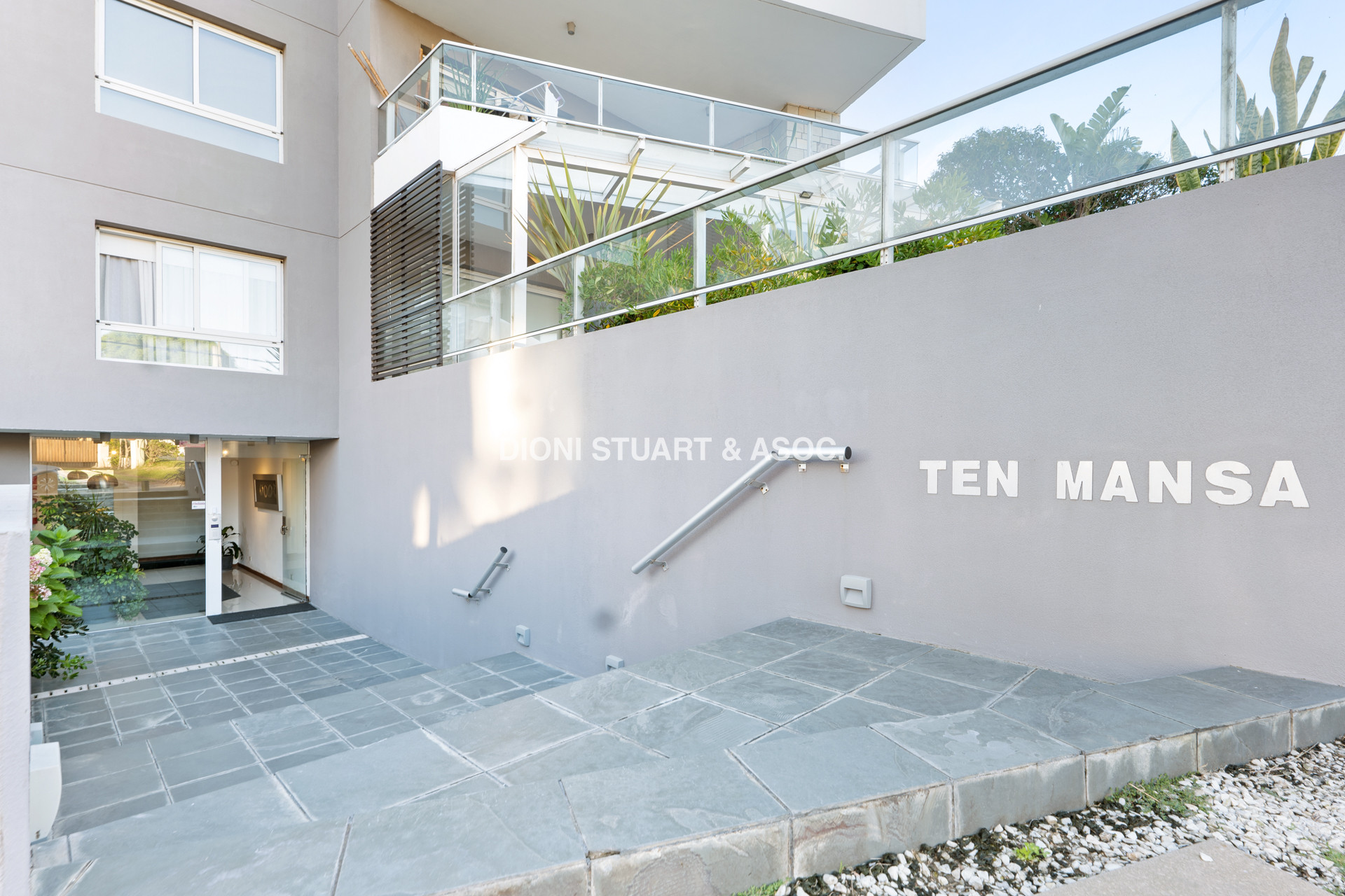 APARTAMENTO FRENTE AL MAR - ALQUILER DE TEMPORADA  1 DORMITORIO CON PARRILLERO PROPIO  PLAYA MANSA