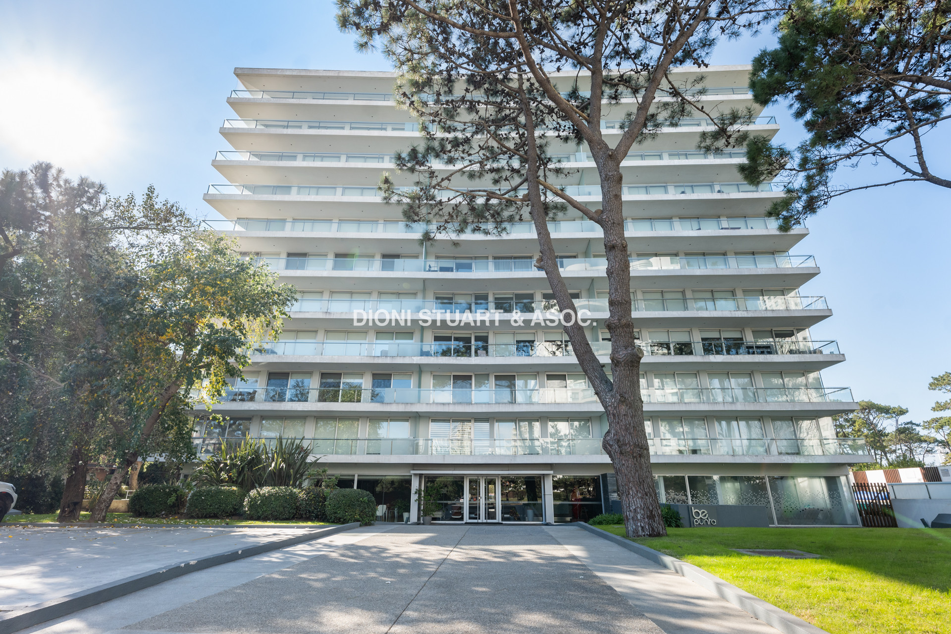 VENTA APARTAMENTO EN ROOSEVELT - 3 DORMITORIOS Y DEPENDENCIA - MODERNO - EDIFICIO BE PUNTA