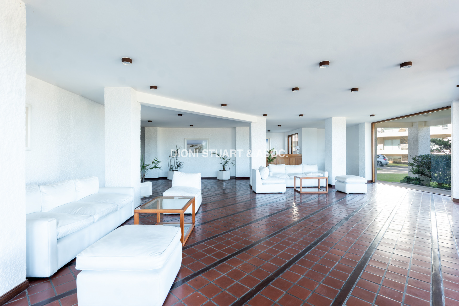 VENTA APARTAMENTO 2 DORMITORIOS - RECICLADO - VISTA AL MAR - PLAYA MANSA - CON GARAGE