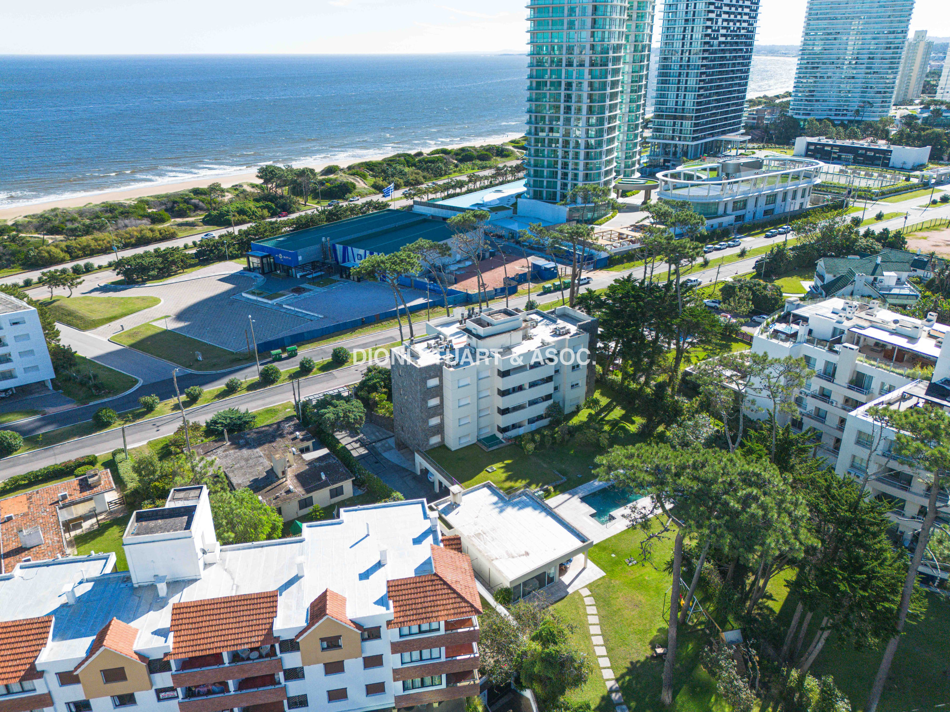VENTA APARTAMENTO 4 DORMITORIOS EN SUITE CON PARRILLERO Y ESTUFA A LEÑA - PLAYA MANSA