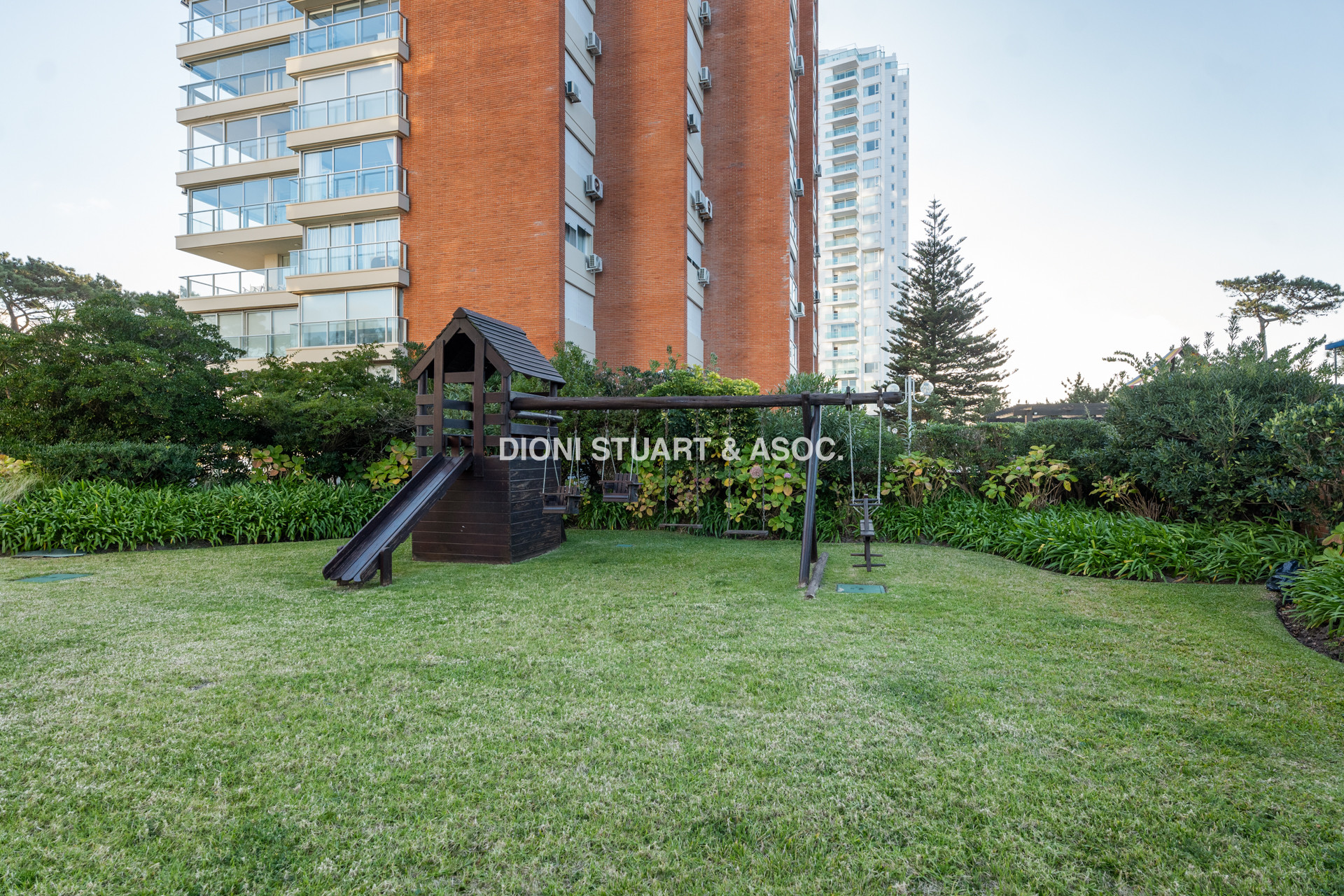 APARTAMENTO EN VENTA EN EDIFICIO IMARANGATU - 3 DORM + DEP. CON PARRILLERO