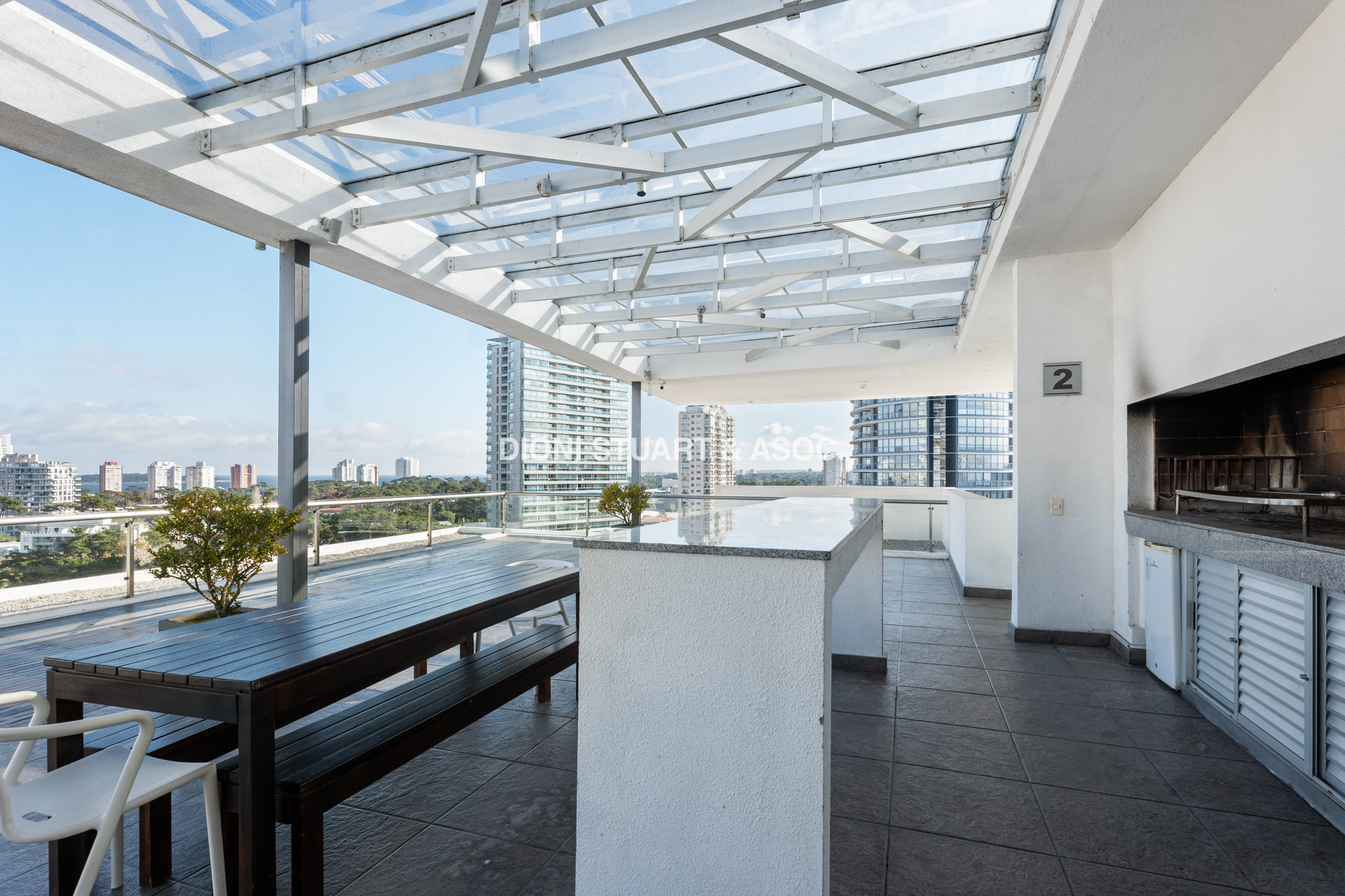 VENTA APARTAMENTO EN ROOSEVELT - 3 DORMITORIOS Y DEPENDENCIA - MODERNO - EDIFICIO BE PUNTA