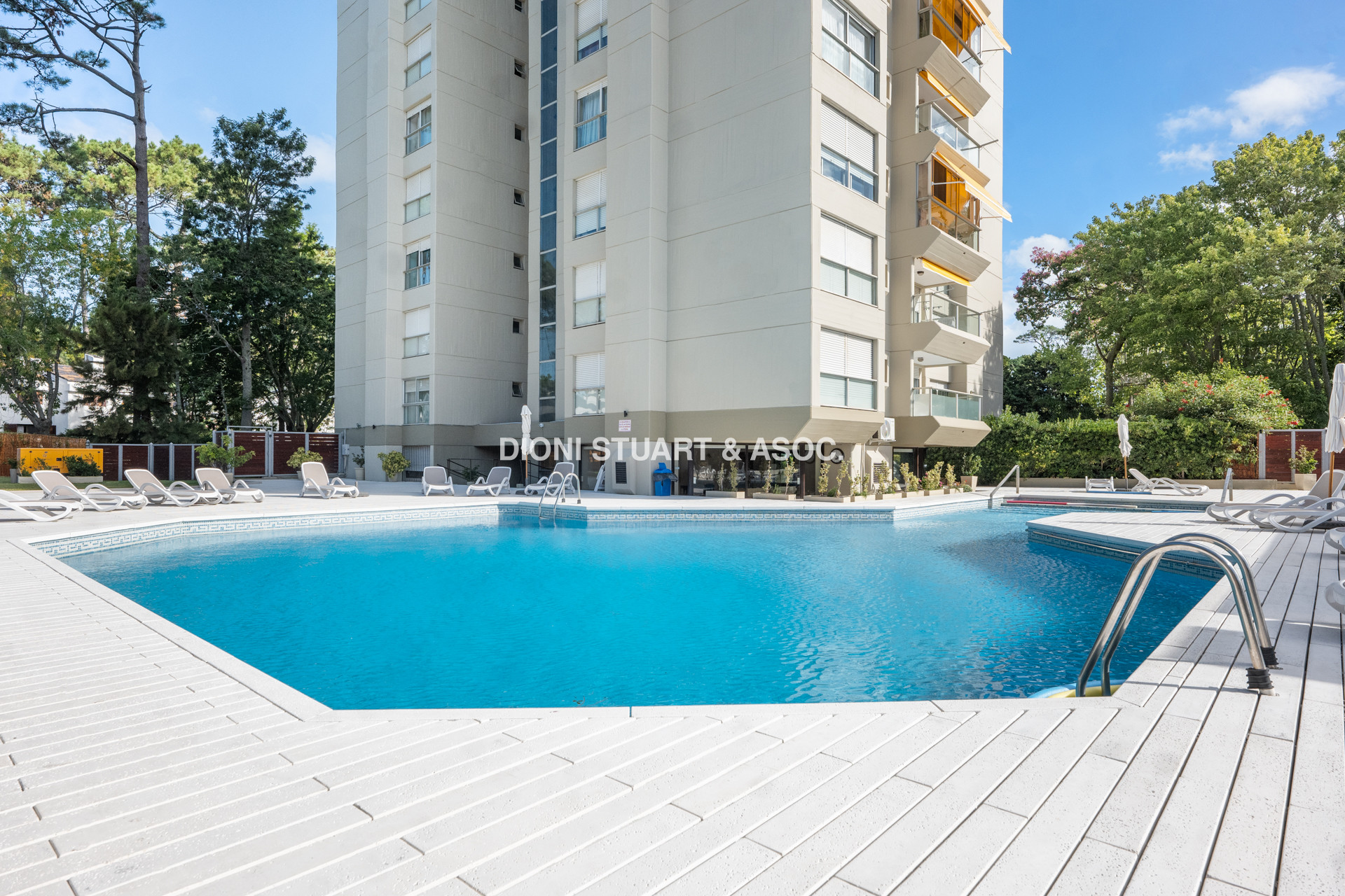 VENTA APARTAMENTO 4 DORMITORIOS - SEMIPISO - PARQUEMAR BOSQUE