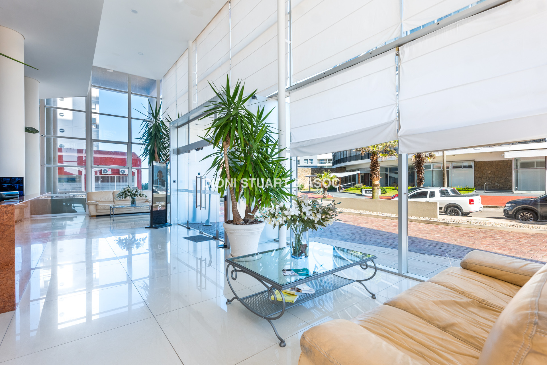 VENTA APARTAMENTO 2 DORMITORIOS - EN PUNTA DEL ESTE - TORRE PLAZA - CON VISTA AL MAR