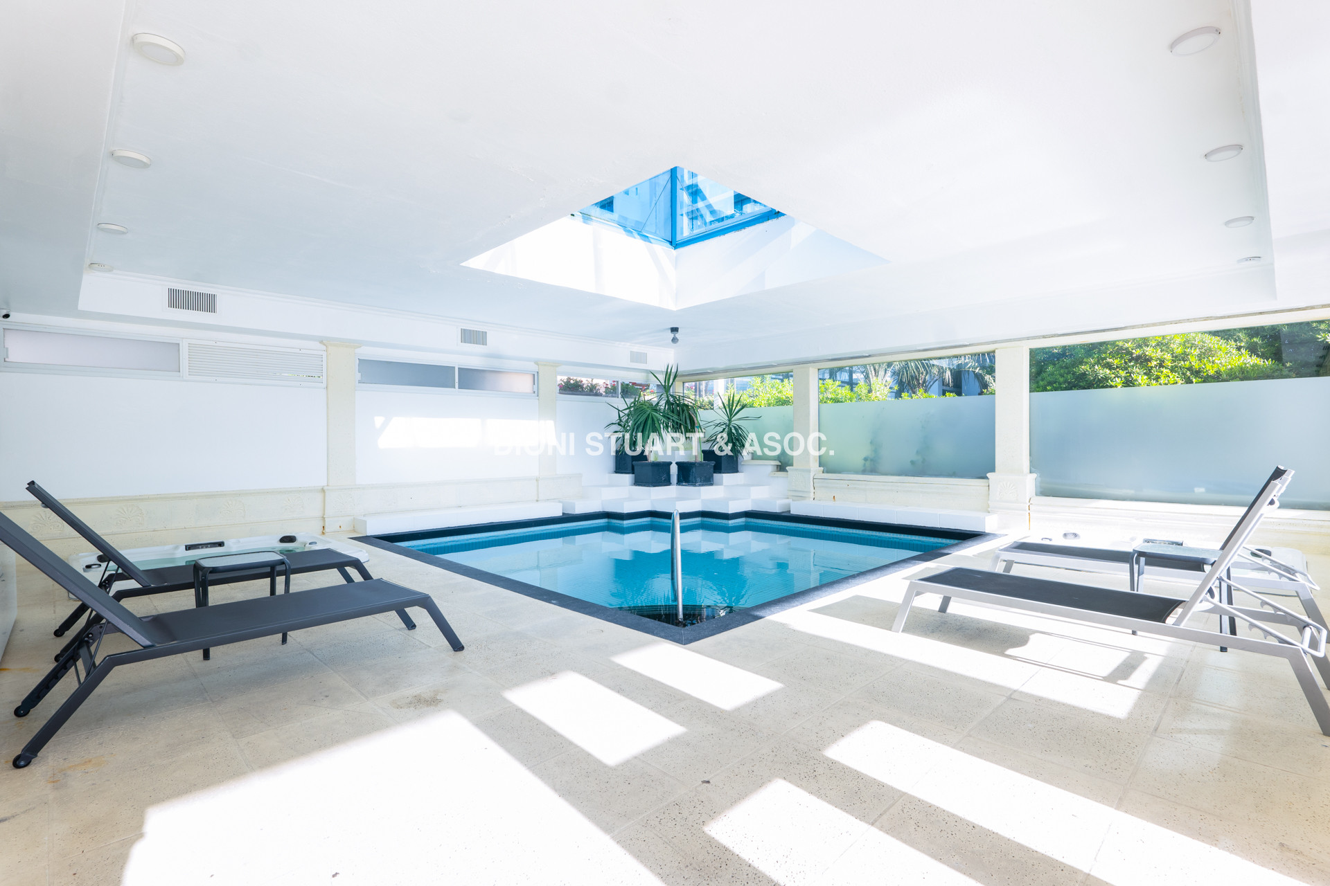 VENTA APARTAMENTO BEVERLY TOWER - 3 SUITES + DEPENDENCIA - PLAYA MANSA