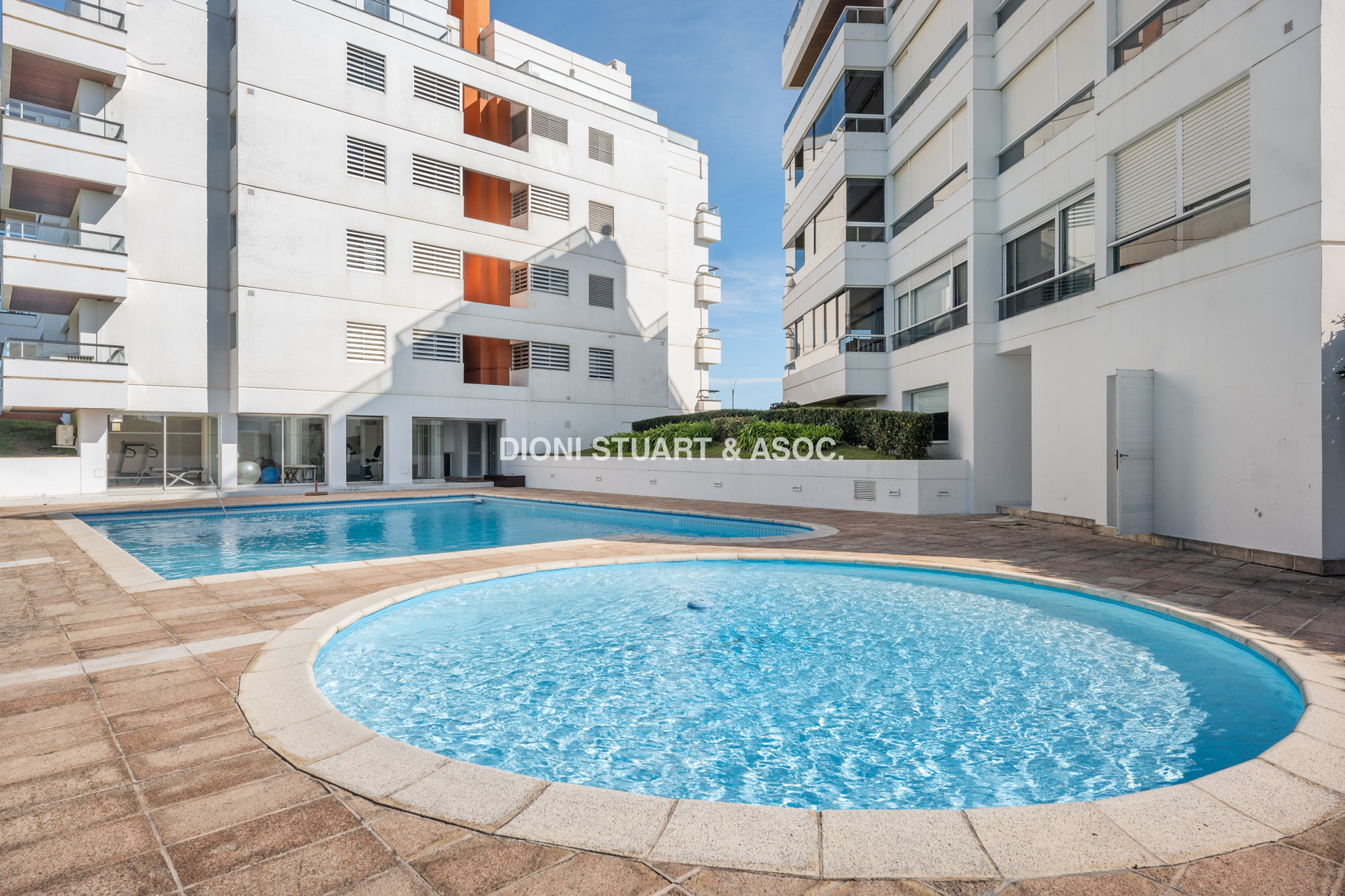DEPARTAMENTO EN VENTA EN PLAYA BRAVA PRIMER LINEA 4 DORMITORIOS EN SUITE - EDIFICIO AGUAS AZULES