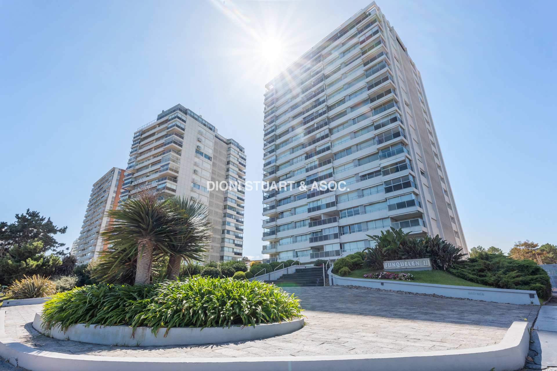 VENTA APARTAMENTO 2 DORMITORIOS + DEPENDENCIA - VISTA AL MAR - EDIFICIO TUNQUELEN - PLAYA MANSA