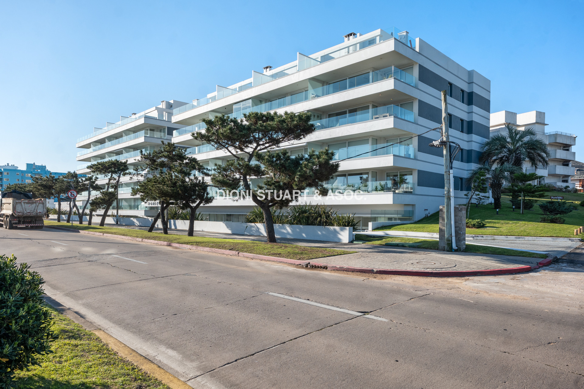 VENTA APARTAMENTO PENTHOUSE - 3 SUITES + DEP. SERV. + CON PARRILLERO - EDIFICIO HORIZONTE - PLAYA MANSA