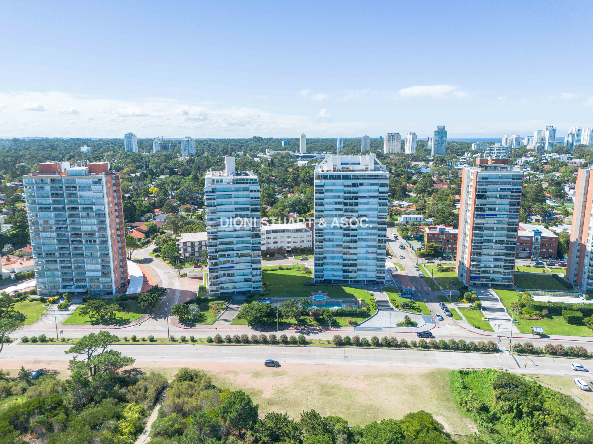 VENTA APARTAMENTO 2 DORMITORIOS + DEPENDENCIA - VISTA AL MAR - EDIFICIO TUNQUELEN - PLAYA MANSA