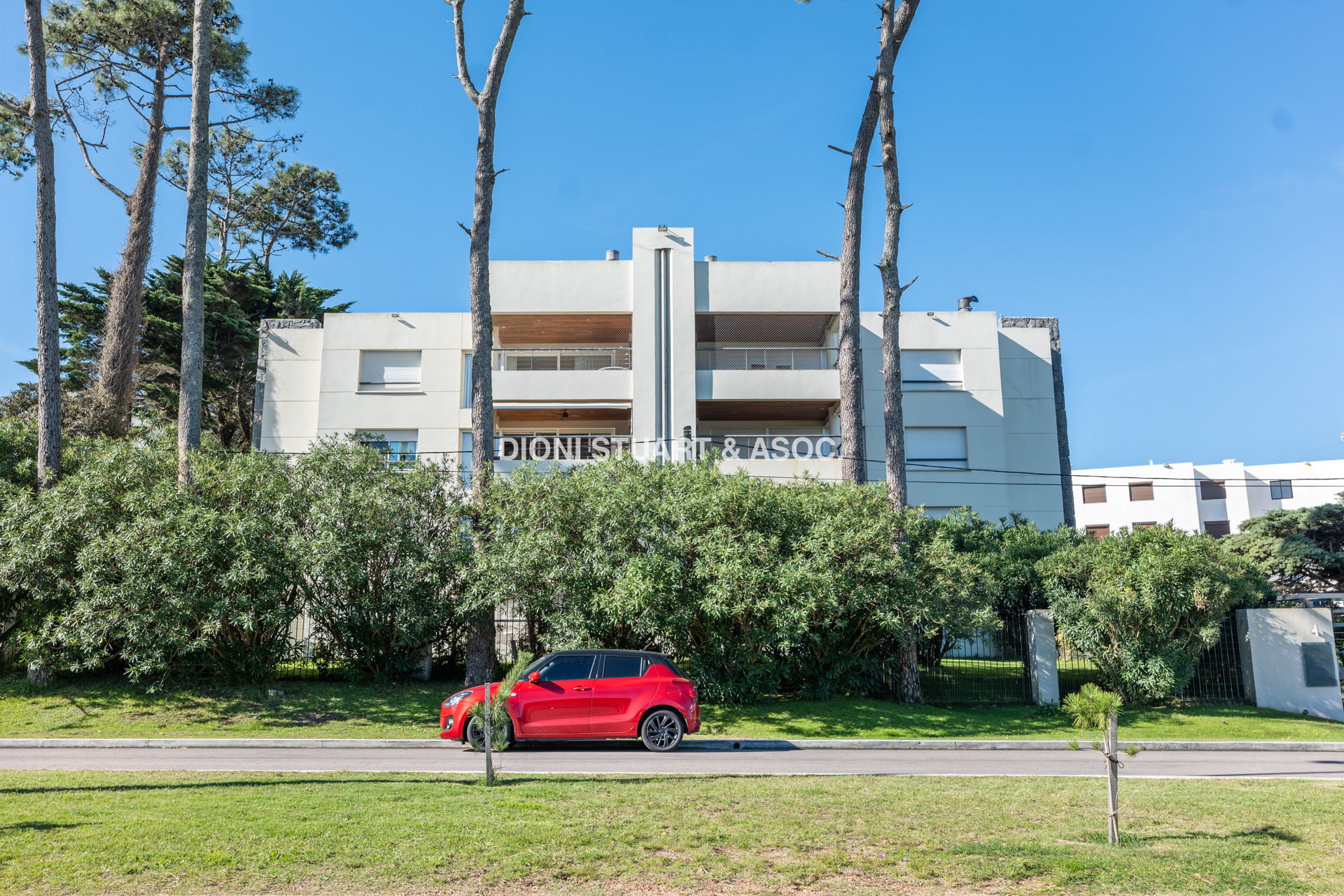 VENTA APARTAMENTO 4 DORMITORIOS EN SUITE CON PARRILLERO Y ESTUFA A LEÑA - PLAYA MANSA