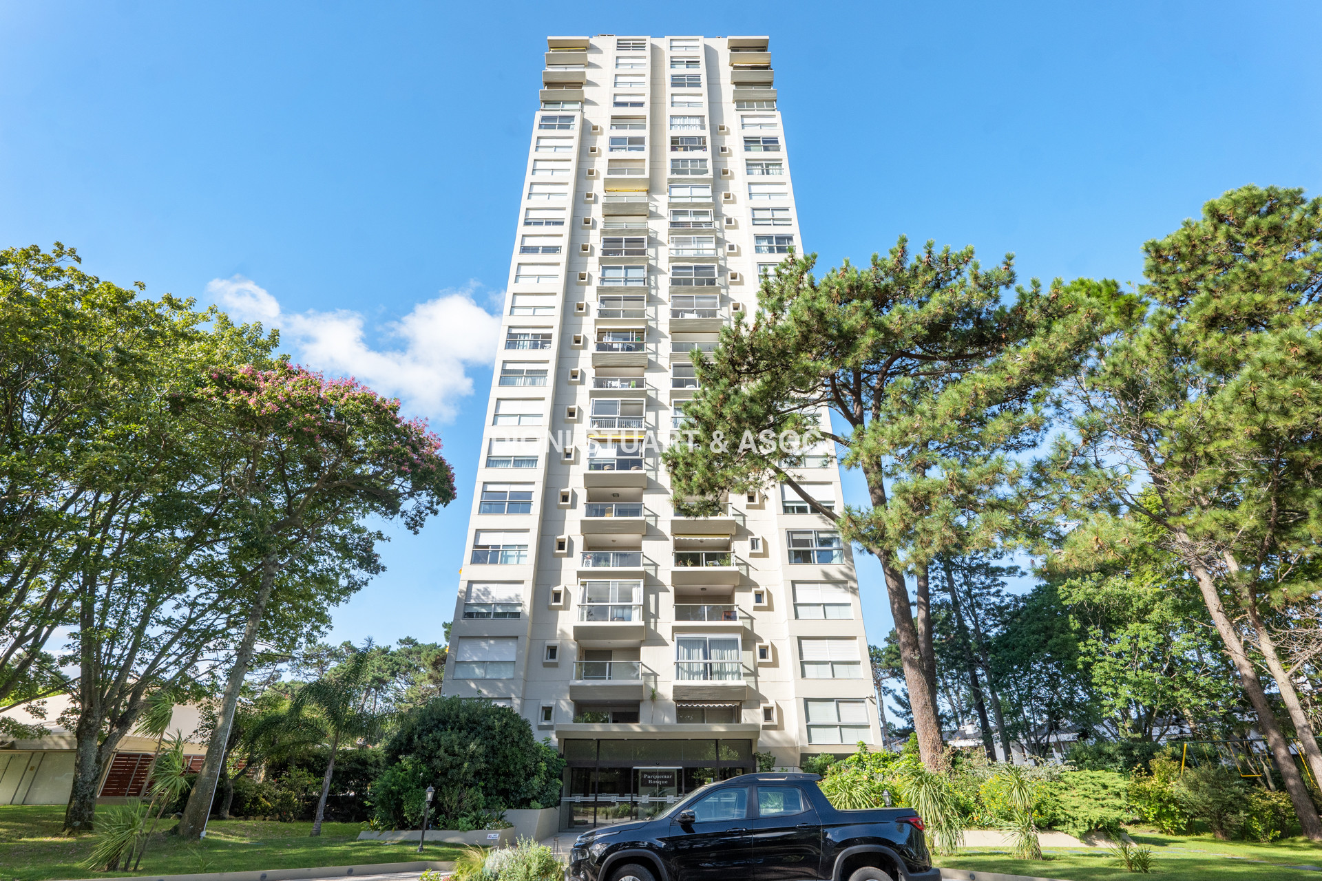 VENTA APARTAMENTO 4 DORMITORIOS - SEMIPISO - PARQUEMAR BOSQUE