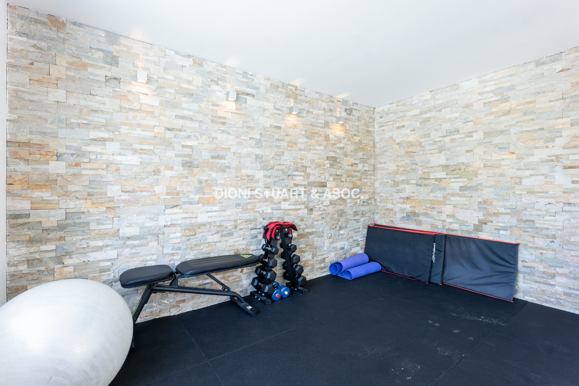 APARTAMENTO EN VENTA DE 4 DORMITORIOS CON PARRILLERO - EMERALD - PLAYA MANSA
