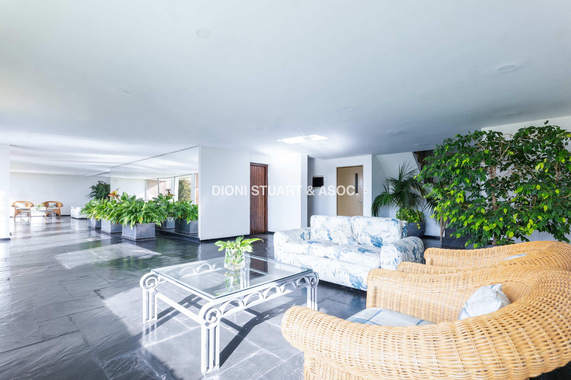 VENTA APRTAMENTO 3 DORMITORIOS PLAYA MANSA - EDIFICIO CIVITAVECCHIA