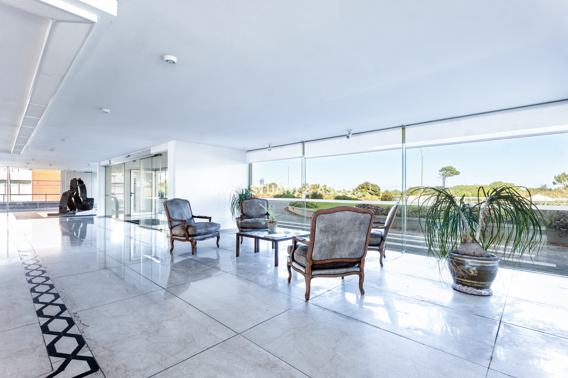 VENTA APARTAMENTO 2 DORMITORIOS + DEPENDENCIA - VISTA AL MAR - EDIFICIO TUNQUELEN - PLAYA MANSA