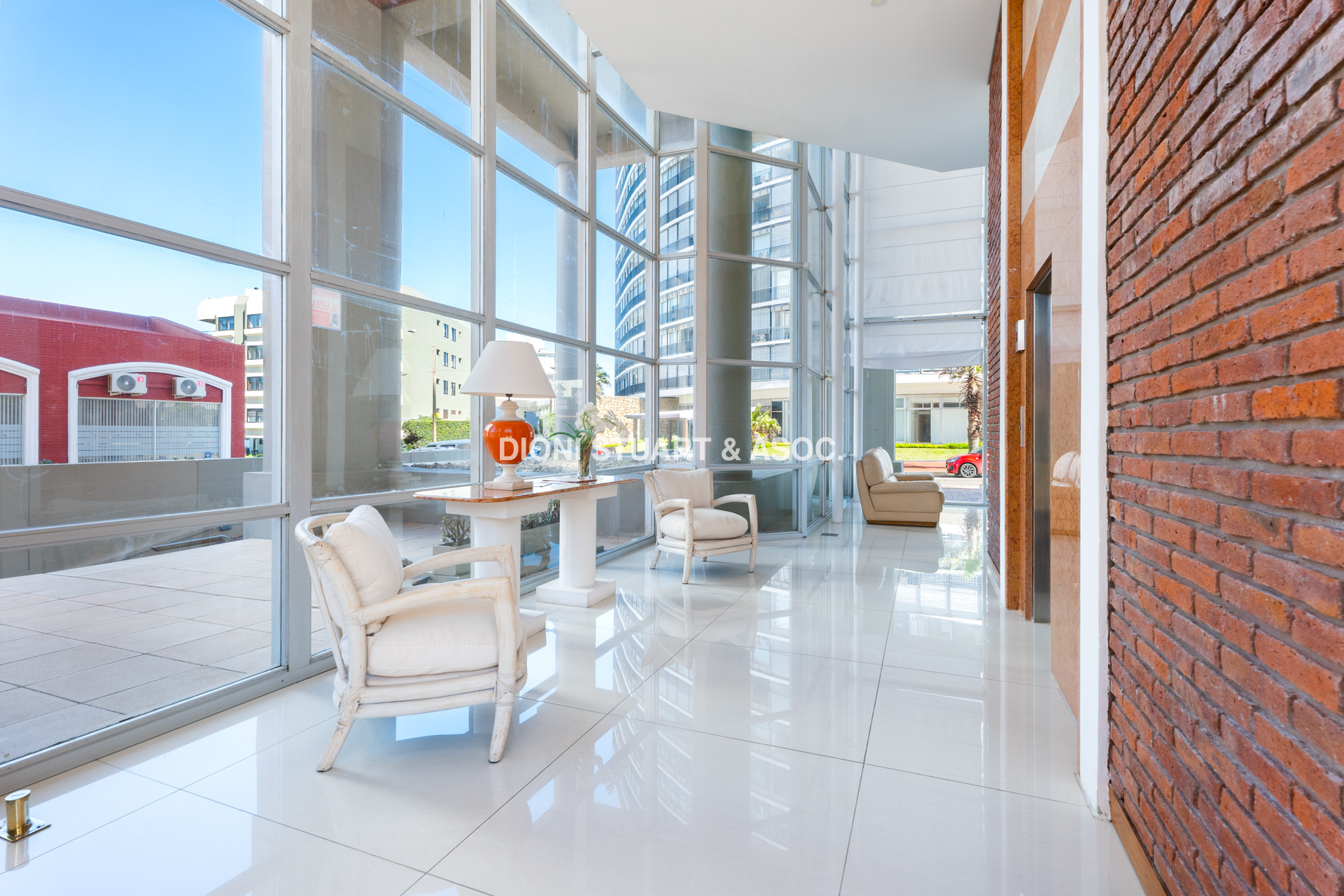 VENTA APARTAMENTO 2 DORMITORIOS - EN PUNTA DEL ESTE - TORRE PLAZA - CON VISTA AL MAR