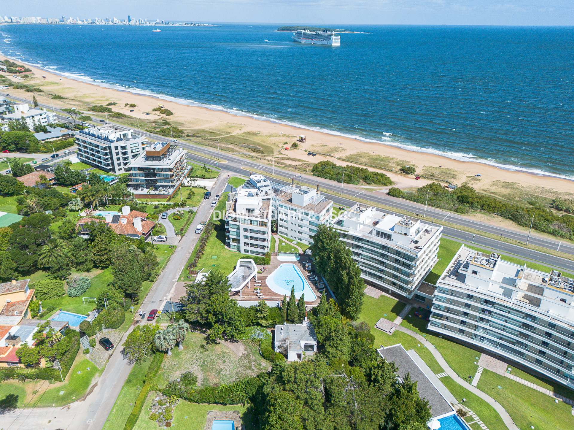 VENTA APARTAMENTO 3 DORMITORIOS  CON PARRILLERO - PLAYA MANSA