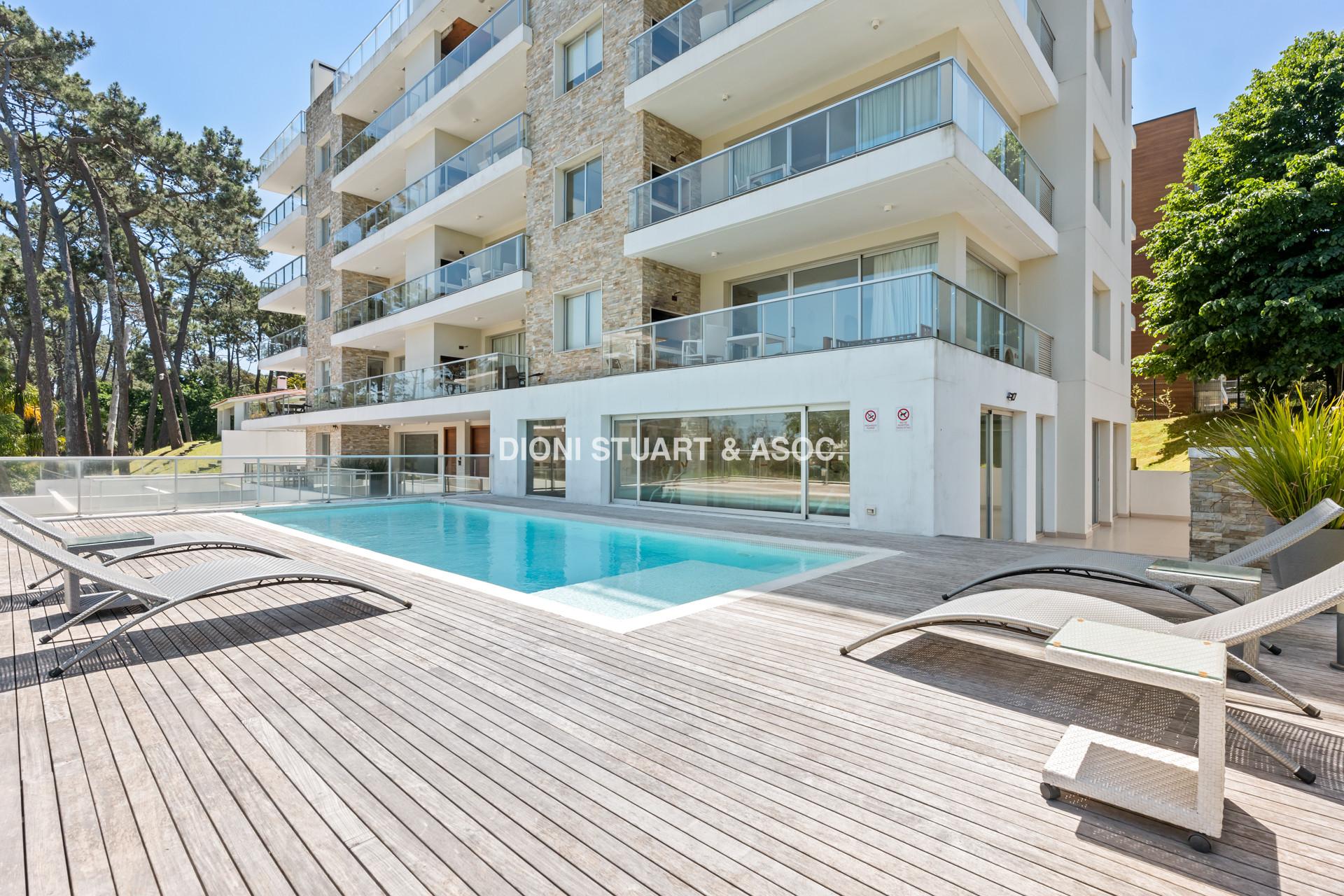 APARTAMENTO EN VENTA DE 4 DORMITORIOS CON PARRILLERO - EMERALD - PLAYA MANSA
