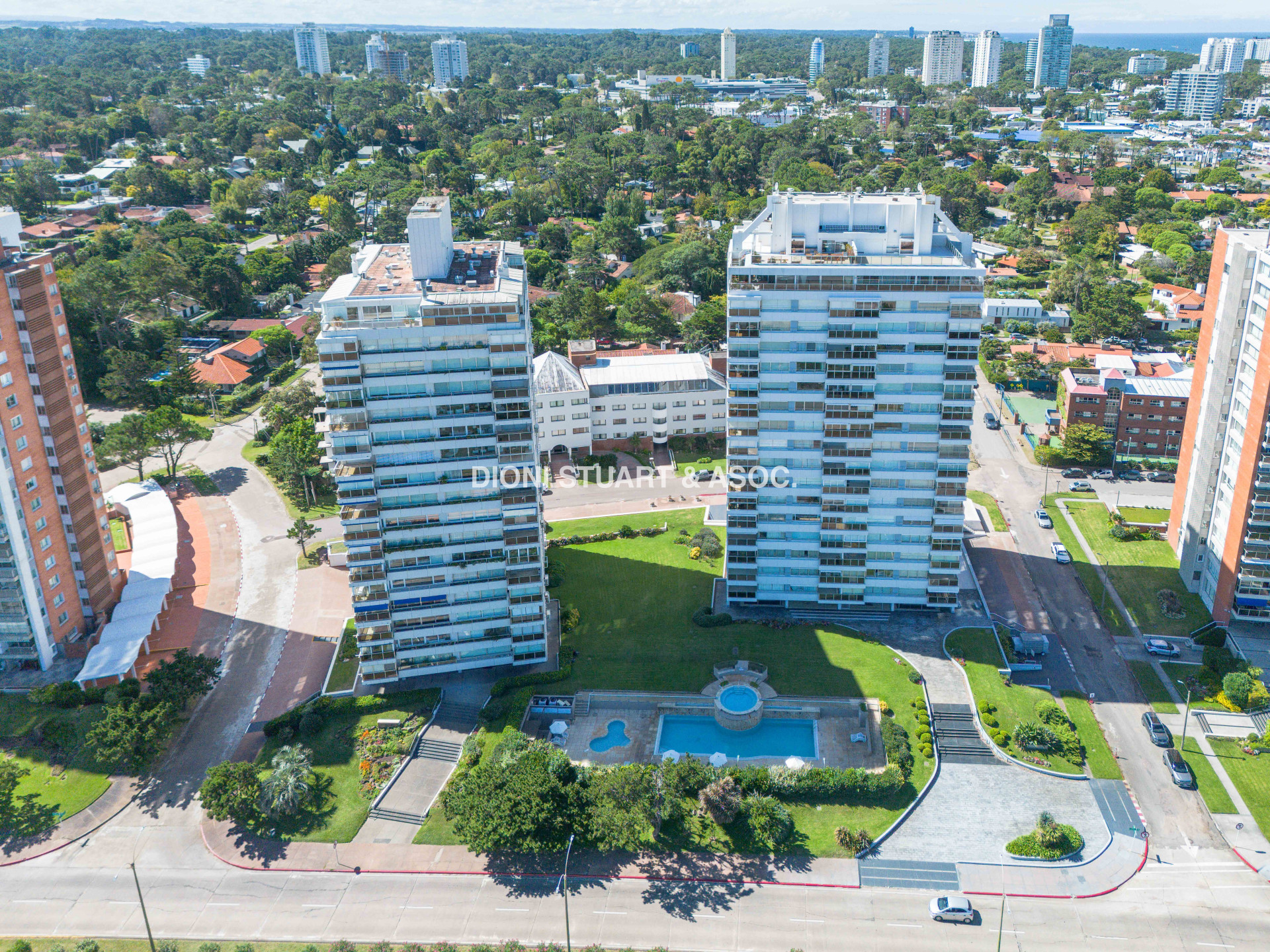VENTA APARTAMENTO 2 DORMITORIOS + DEPENDENCIA - VISTA AL MAR - EDIFICIO TUNQUELEN - PLAYA MANSA